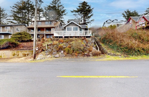 Oceanside House | Pleasant dog-friendly house w/panoramic views - short walk to the beach