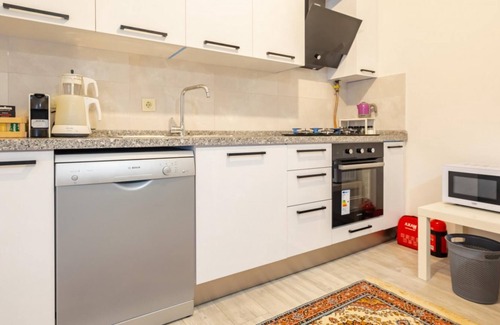 Maltepe Apartment | Pleasant Flat Close to Metro Station in Maltepe