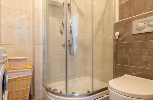 Maltepe Apartment | Pleasant Flat Close to Metro Station in Maltepe