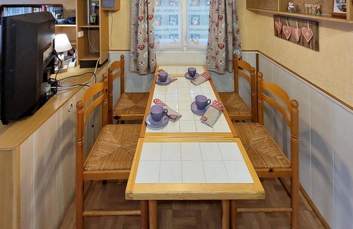 Besse-en-Chandesse House | Pleasant and cozy mobile home on a family friendly campsite.