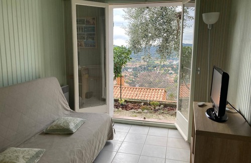 Bormes-Les-Mimosas Apartment | Pleasant garden level, unobstructed view 2 minutes' walk from stores and restaurants