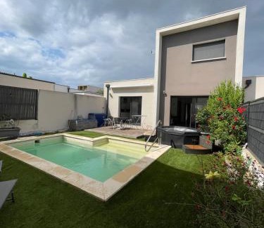 Juvignac House | Pleasant modern house t4 airco pool jacuzzi parking