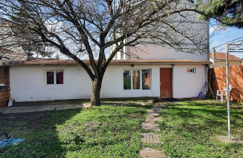 Les Luats Apartment | Pleasant outbuilding in front of a garden in a quiet area