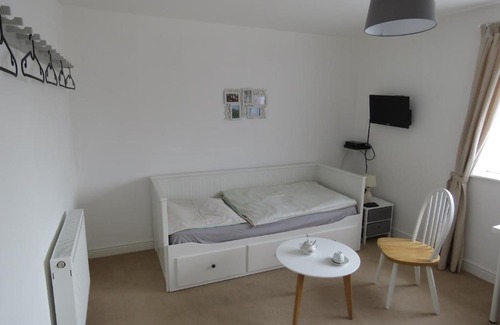 Gelligaer House | Pleasant spacious room