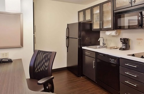 Wichita Hotel | Pleasant Stay! Kitchen, FREE Parking, Pets Allowed Close to Sunset Park!