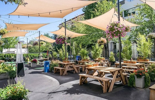 Goose Hollow Hotel | Pleasant Stay! Pet-friendly Accommodation Close to Powell's City of Books!