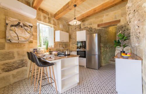 Mgarr Villa | Pleasant stone house & jacuzzi St Martin - Happy Rentals