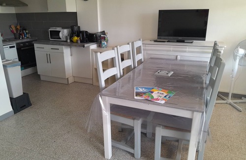 Saint-Cyr-sur-Mer Apartment | Pleasant T2 equipped balcony in quiet 5 min walk from the sandy beach B83270j