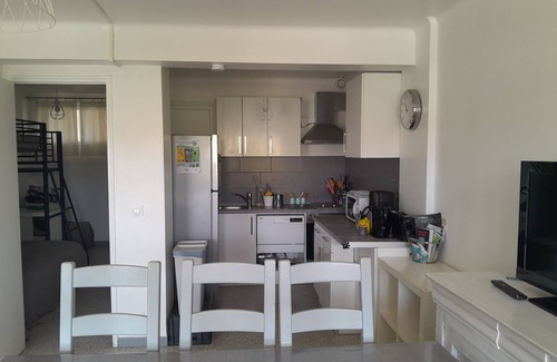 Saint-Cyr-sur-Mer Apartment | Pleasant T2 equipped balcony in quiet 5 min walk from the sandy beach B83270j