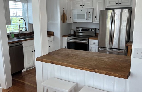 Newbury Cottage | Plum Island Beach Cottage - 4 Minute Walk To Beach!