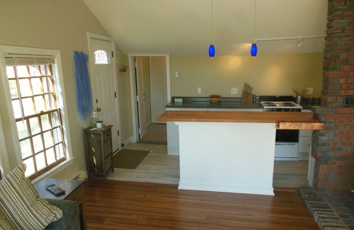 Newbury Cottage | Plum Island Guest Cottage With Water View