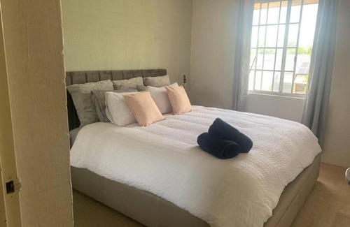 Kingston Apartment | Plush 2 bedroom apartment Kingston