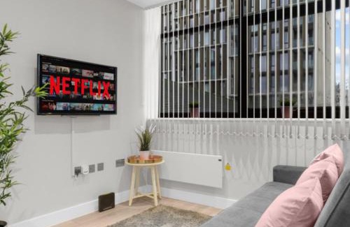 Harrow Apartment | Pluxa Blush - Blush Gem with Private Entrance, Workplace, Harrow Haven