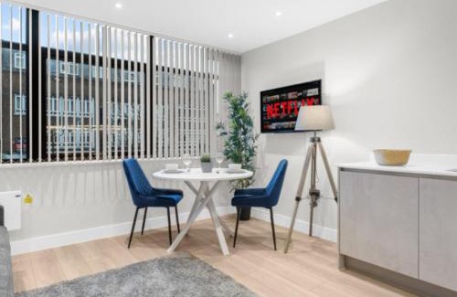 Harrow Apartment | Pluxa Larimar - Spacious Apt with Private Entrance, Workspace & Wi-Fi