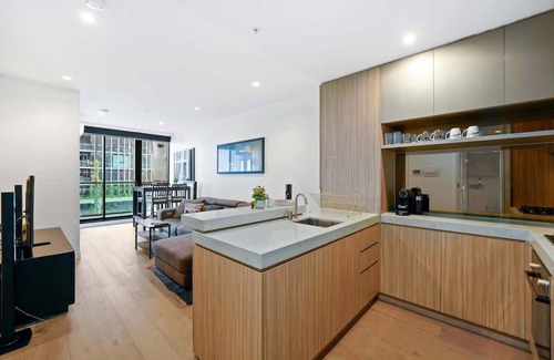 Port Melbourne Apartment | PM Residences - Modern Luxury 2BR Apt w parking