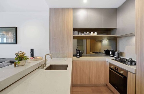 Port Melbourne Apartment | PM Residences - Modern Luxury 2BR Apt w parking