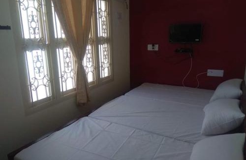 Thousand Lights Hotel | Pmr Enclave near apollo hospital