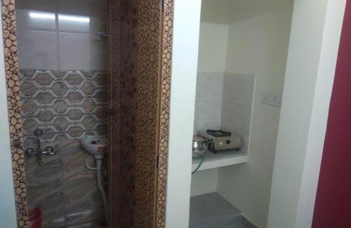 Thousand Lights Hotel | Pmr Enclave near apollo hospital