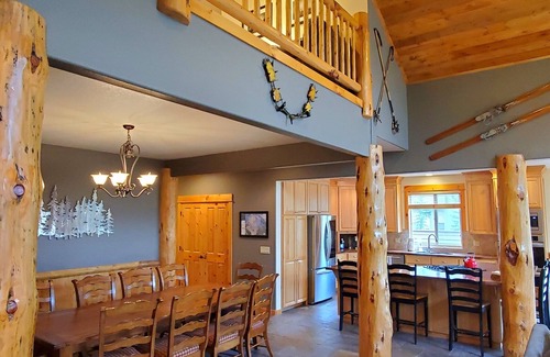 Sunriver Cabin | PNW Luxe Lodge- 4 Suites, Game Rm, Loft, 12xSHARC, Bikes, Hot Tub, Big Deck, ADA