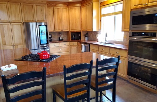 Sunriver Cabin | PNW Luxe Lodge- 4 Suites, Game Rm, Loft, 12xSHARC, Bikes, Hot Tub, Big Deck, ADA