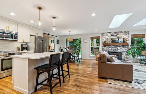 Alderwood Manor House | PNW Summer Haven - Close to Light Rail, Downtown, & Mtns