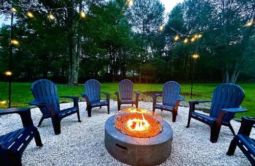 Long Pond House | Pocono Mountain Escape - Steps to Lake- Hot Tub - Games- 9 Mins to Ski Slopes!