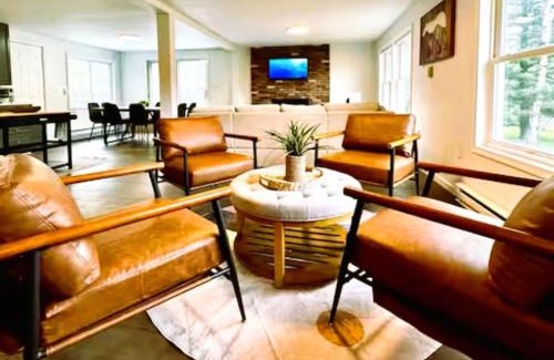 Long Pond House | Pocono Mountain Escape - Steps to Lake- Hot Tub - Games- 9 Mins to Ski Slopes!