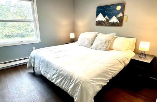 Long Pond House | Pocono Mountain Escape - Steps to Lake- Hot Tub - Games- 9 Mins to Ski Slopes!