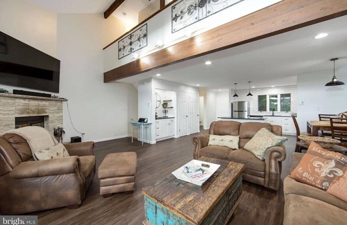 Tannersville House | Pocono Mountains Camelback Retreat Ski-in Ski-out