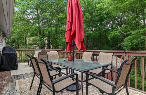 Briar Crest Woods House | Poconos Getaway with Hot Tub-Close to Attractions, Perfect for Family &Friends!