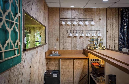 Lake Harmony Estates House | Poconos Speakeasy | Hot Tub, Dog-Friendly Near Ski