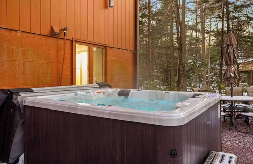 Lake Harmony Estates House | Poconos Speakeasy | Hot Tub, Dog-Friendly Near Ski