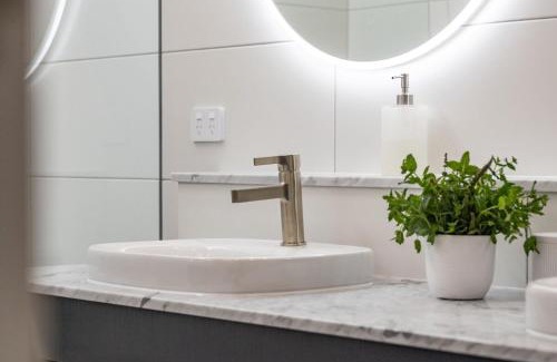 Mount Gambier Apartment | Pod Three - Luxurious 1 King Bedroom