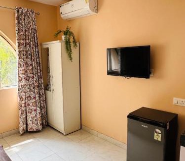 Koregaon Park Apartment | Poetry: Pvt Studio in Koregaon Park . AC WiFi SmartTv