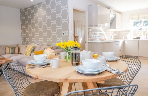 Bourton House | POETS CORNER, family friendly, with a garden in Bourton-On-The-Water