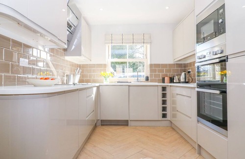 Bourton House | POETS CORNER, family friendly, with a garden in Bourton-On-The-Water