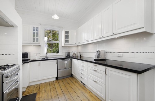 Wentworth Falls House | Poet’s Cottage Fireplace, Spa Bath + Scenic Treks