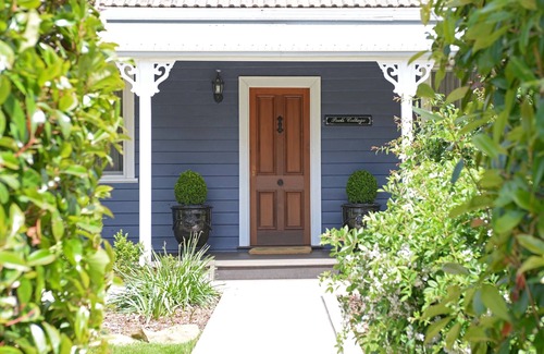 Wentworth Falls House | Poet’s Cottage Fireplace, Spa Bath + Scenic Treks