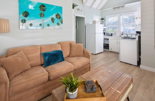 Key West Historic District House | ~ POINCIANA TREETOP ~ Casual second floor duplex 2 blocks from Duval Street!