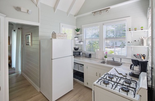 Key West Historic District House | ~ POINCIANA TREETOP ~ Casual second floor duplex 2 blocks from Duval Street!