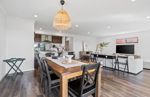 Point Cook House | Point Cook's Spacious and Comfy 4BR/2.5B Haven!