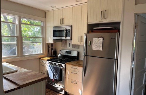 Old Lyme Cottage | POINT O' WOODS Beautiful & Breezy -5 min walk to beach!