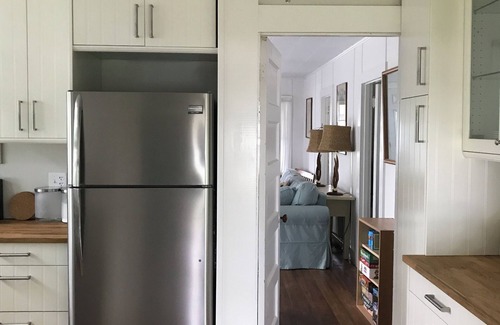 Old Lyme Cottage | POINT O' WOODS Beautiful & Breezy -5 min walk to beach!