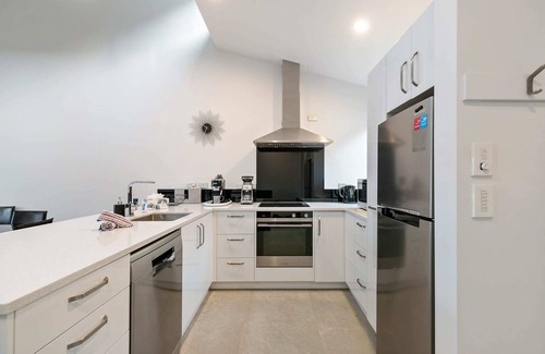 Queenstown Apartment | Point View, lake and mountain views close to CBD