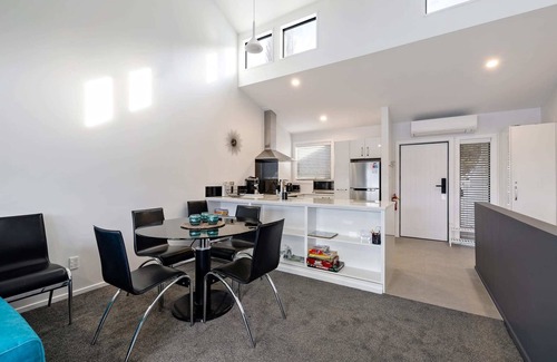 Queenstown Apartment | Point View, lake and mountain views close to CBD