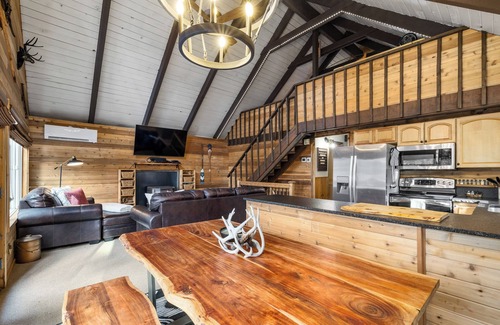 Roslyn Ridge Cabin | Pointe Pines Mountain Cabin near Roslyn & Suncadia. Hot Tub, WiFi, Fire Pit.