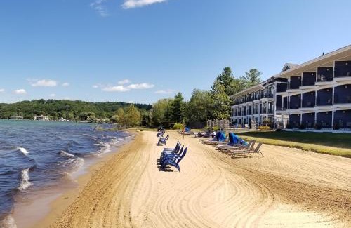 Traverse City Hotel | Pointes North Beachfront Resort Hotel