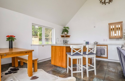 Martlesham Heath Cottage | POLLY'S ANNEXE, family friendly, with hot tub in Levington