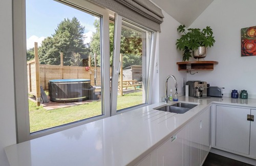 Martlesham Heath Cottage | POLLY'S ANNEXE, family friendly, with hot tub in Levington
