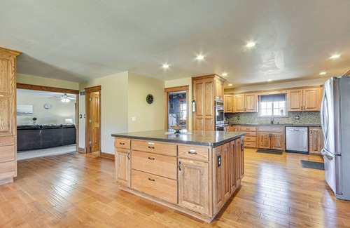 Fortuna House | Pond Access & Fishing: 'Cedar Lodge' in Versailles